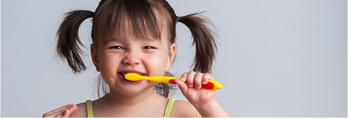 What are the causes of yellow teeth in children